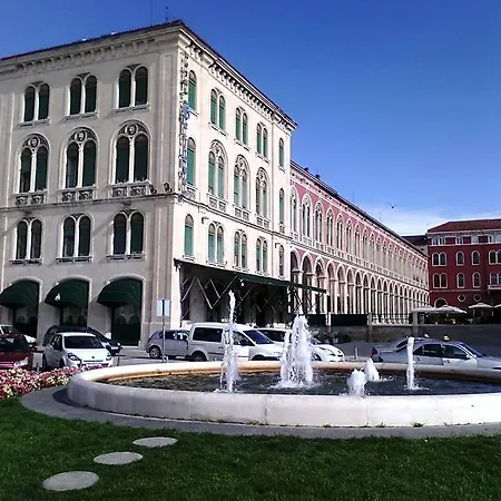 Spacious Center Σπλιτ