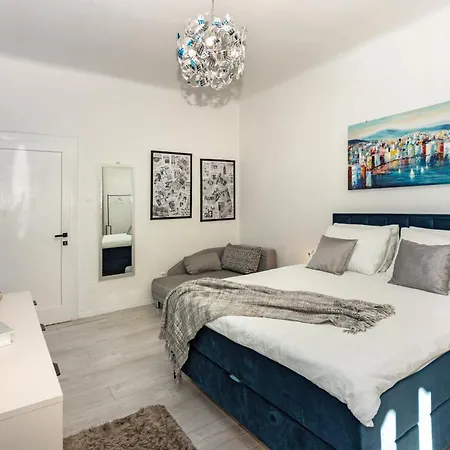 Spacious Center Apartment Split