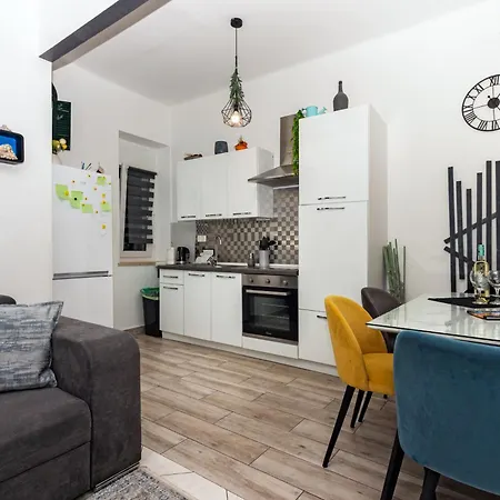 Spacious Center 아파트 *