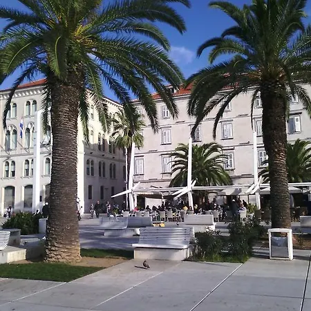 아파트 Spacious Center