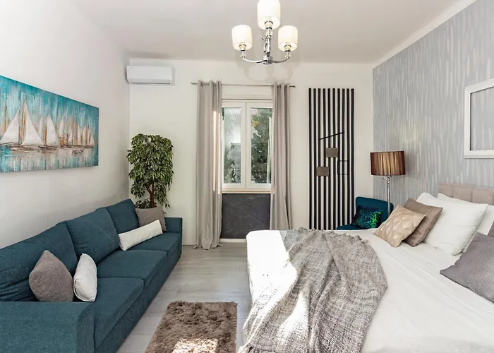 Spacious Center * Split