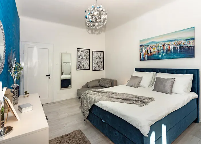 Spacious Center Apartment Split