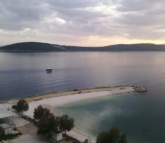 Spacious Center * Split