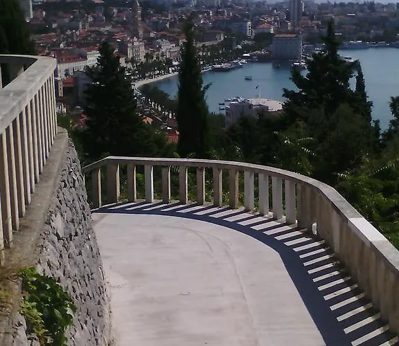 Spacious Center Apartment Split